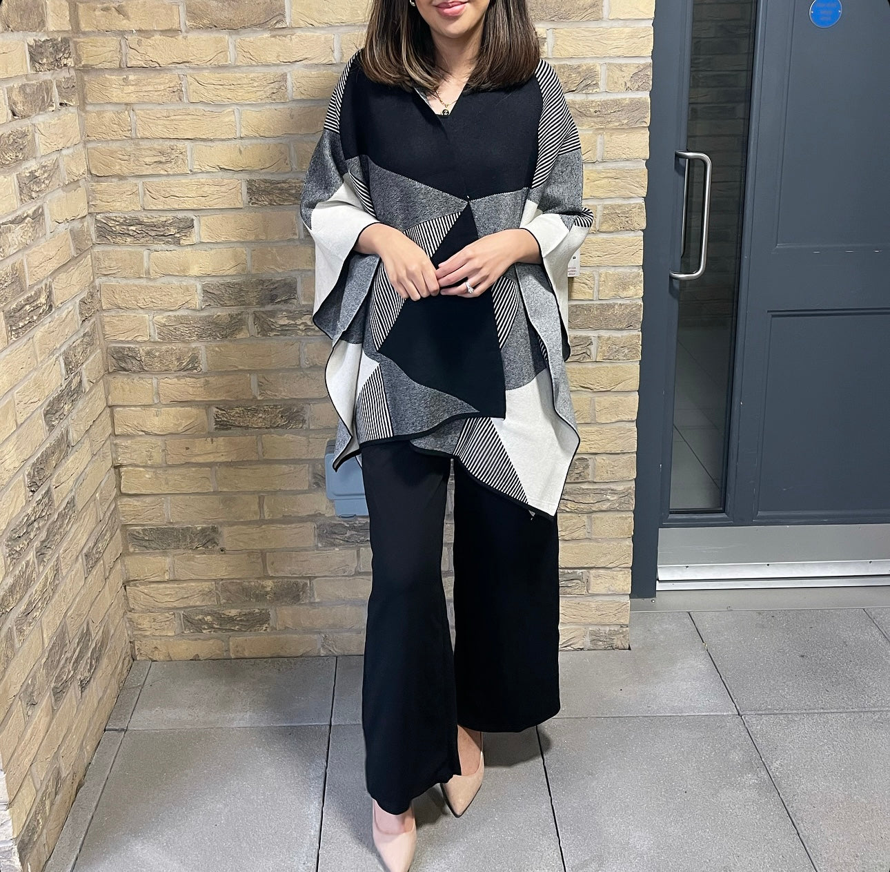 ESRA - Monochrome cape shawl